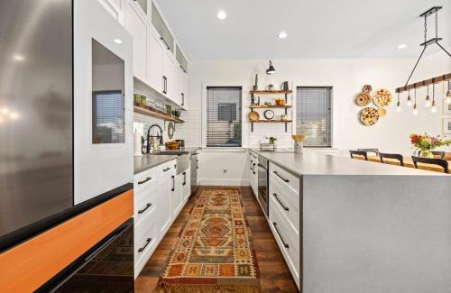Downtown House | Lofty Pursuit - Downtown - Hot Tub - Momentary
