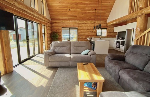 Ohau House | Log cabin - beautiful, relaxing getaway with breathtaking views!