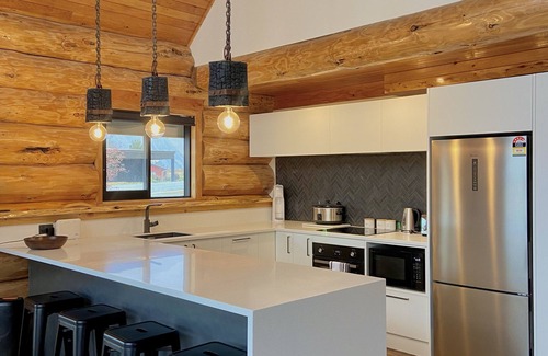 Ohau House | Log cabin - beautiful, relaxing getaway with breathtaking views!