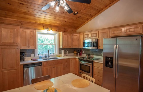 Fleetwood Cabin | Log Cabin between Boone & WJ - Hot Tub - Private - Gas Fireplace - One Level