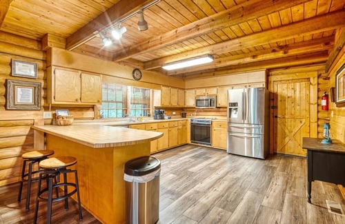 Blairsville Cabin | Log cabin, Blue Rdg. Mtn., A.T., Helton Crk falls, Vogel St. Park, near Helen