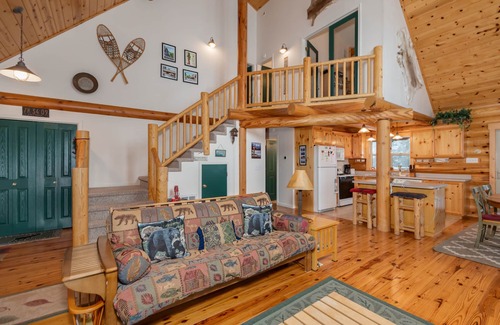 Glencoe Cabin | Log Cabin Hideaway- Cozy Mountain Getaway
