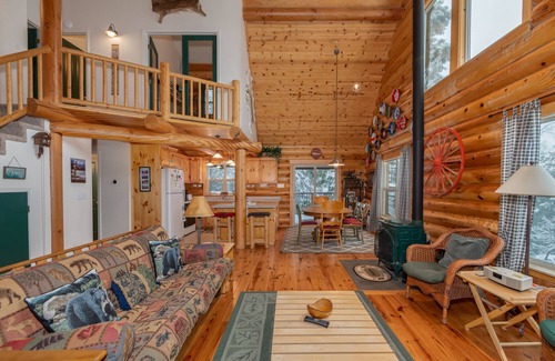 Glencoe Cabin | Log Cabin Hideaway- Cozy Mountain Getaway