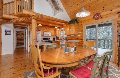 Glencoe Cabin | Log Cabin Hideaway- Cozy Mountain Getaway