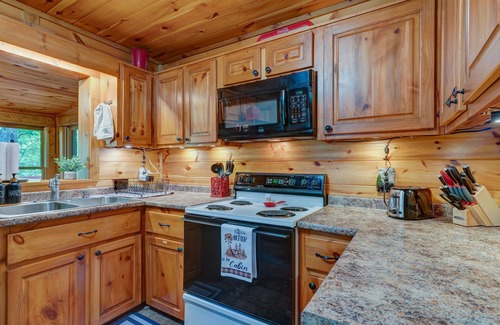East Ellijay Cabin | Log Cabin : hot tub, pool table, Pac-Man, double decks-kids & dog friendly