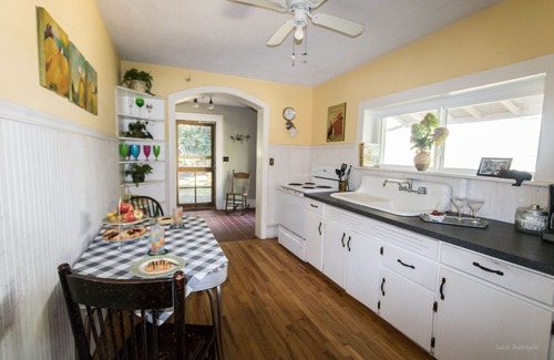 Hot Springs Cabin | Log Cabin~Hot Tub-~Walk To Town~on Appalachian Trail~wi-fi~