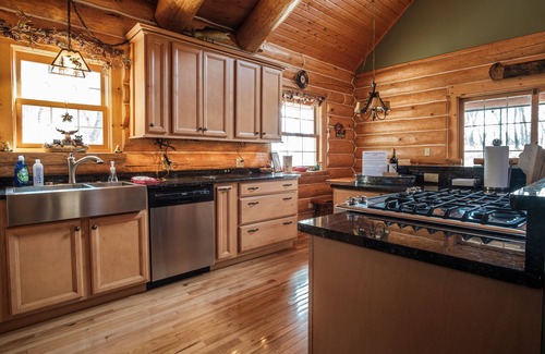 Nekoosa Cabin | Log Cabin Luxury - Only 3 miles from Sand Valley!