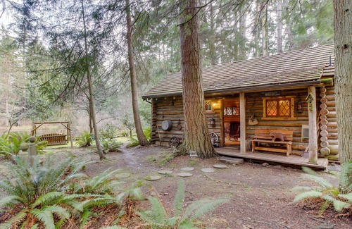 Greenbank Cabin | Log Cabin on 25 Acres with Rustic Charm & Modern Comfort