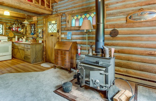 Greenbank Cabin | Log Cabin on 25 Acres with Rustic Charm & Modern Comfort