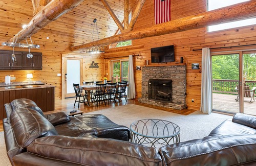 Hot Springs Cabin | Log Cabin-private-1mile2downtown-hottub-sauna-more