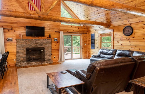Hot Springs Cabin | Log Cabin-private-1mile2downtown-hottub-sauna-more