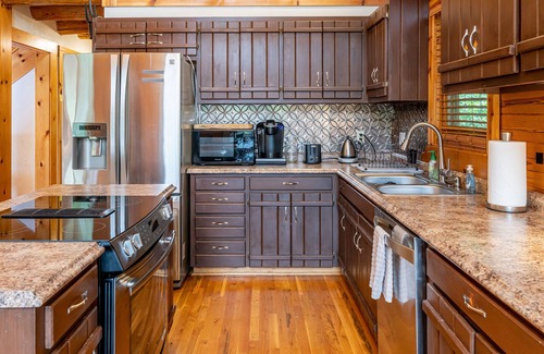 Hot Springs Cabin | Log Cabin-private-1mile2downtown-hottub-sauna-more