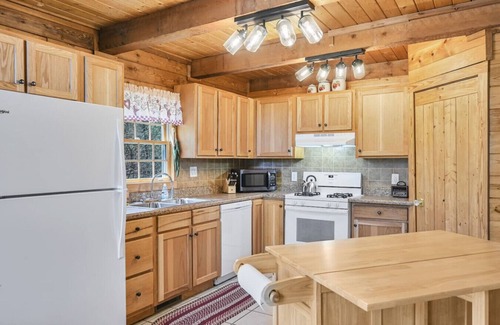 Fairview Cabin | Log Cabin Retreat, Great Location, Pets Allowed