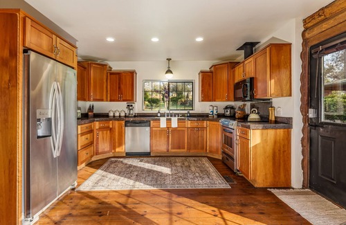 Ahwahnee House | Log Cabin sleeps 20 with hot tub, EV Charger, firepit