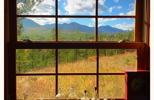 Polebridge Cabin | Log Cabin sleeps4 with spectacular views,Bunkhouse sleeps 3 with additional fee