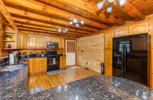 Logan Cabin | Log Cabin w/5BR, Hot Tub & Game/Movie Theater in Hocking Hills