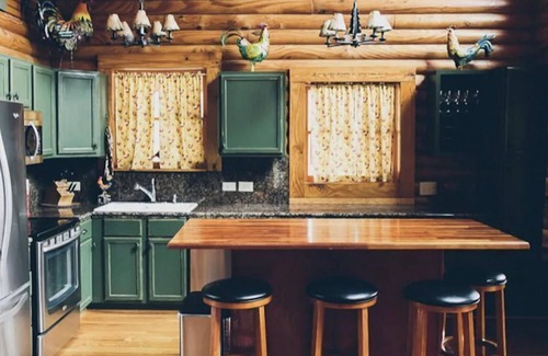 West Jefferson Cabin | Log Cabin w Hot Tub, Roaring Creek. Cabin& road are safe & ready for your visit!