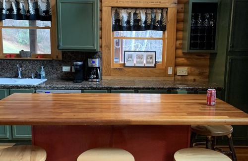 West Jefferson Cabin | Log Cabin w Hot Tub, Roaring Creek. Cabin& road are safe & ready for your visit!