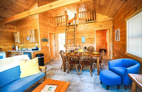 Eddyville House | Log Cabins (Sleeps 1-7) - Offer a Queen bedroom, a Full & a Twin Bedroom, and 2 twin beds with amazing Lake Barkley Views!