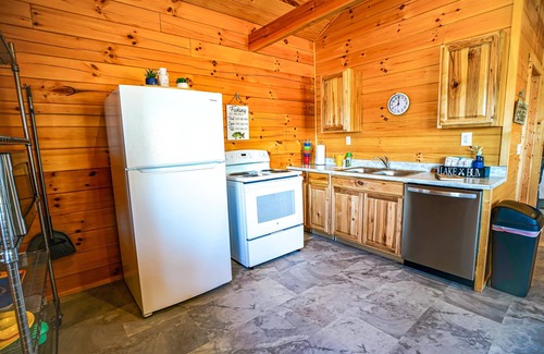 Eddyville House | Log Cabins (Sleeps 1-7) - Offer a Queen bedroom, a Full & a Twin Bedroom, and 2 twin beds with amazing Lake Barkley Views!