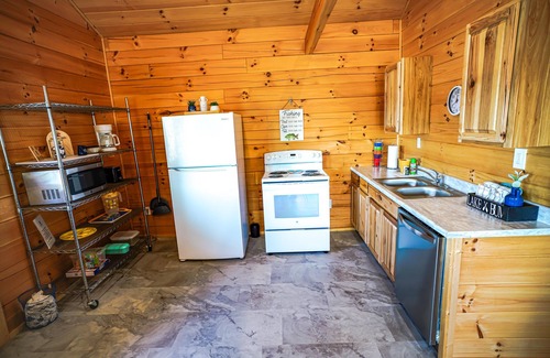 Eddyville House | Log Cabins (Sleeps 1-7) - Offer a Queen bedroom, a Full & a Twin Bedroom, and 2 twin beds with amazing Lake Barkley Views!