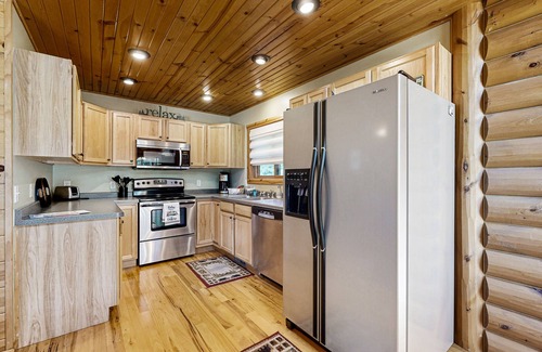 Mauston House | Log Home with Lake Access, Large patio, Fire pit, Mini Bar & WIFI