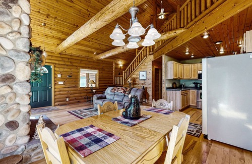 Mauston House | Log Home with Lake Access, Large patio, Fire pit, Mini Bar & WIFI