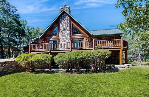Mauston House | Log Home with Lake Access, Large patio, Fire pit, Mini Bar & WIFI