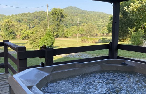 Hot Springs Cabin | Log House on the French Broad River