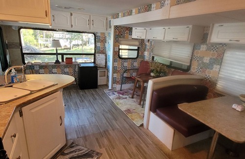 Lincoln Apartment | Logan Martin Lake Sunroom camper