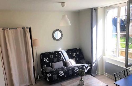 Brive-la-Gaillarde Apartment | Logement à Brive - proche de la gare et du centre ville - Climatisation - fibre internet - stationnements gratuits