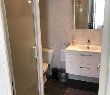 Brive-la-Gaillarde Apartment | Logement à Brive - proche de la gare et du centre ville - Climatisation - fibre internet - stationnements gratuits