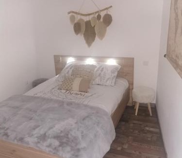 Saint-Dolay House | Logement cosy avec piscine et jacuzzi privatifs