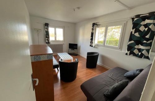 Bagnoles-de-l'Orne House | Logement sous maison habitée en face de la foret petite cour