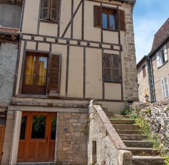 Beaulieu-sur-Dordogne Apartment | Logis face à l'Abbatiale