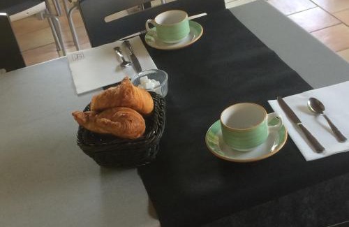 Albaron Hotel | Logis Hotel Restaurant Le Flamant Rose camargue