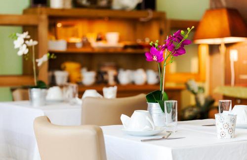 Vezenobres Hotel | Logis le Relais Sarrasin