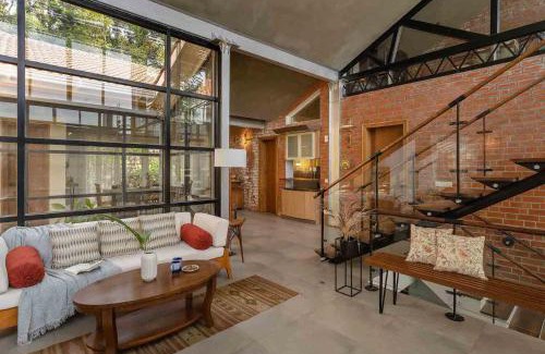 Stuart Hill Villa | LohonoStays Villa Whispering Waters