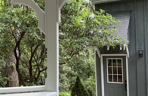 Highlands Apartment | Lolly's Treehouse 10 minutes to Highlands.