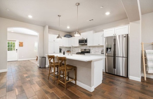 Clovis House | Loma Vista | Luxe Haven | EV Charger