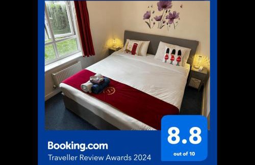 Edmonton Apartment | London 2 Bed 2 Bath Apartment Holiday Home - Free Parking - 3min walk to the Train station - 19min to London Liverpool Street 5min to Victoria Line 1GB Broadband super fast Internet GROUND FLOOR 100s of shops restaurants bakeries 24-hour ASDA superstore