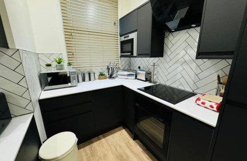 Stratford Apartment | London 2 bedroom garden flat! 1 min from station!