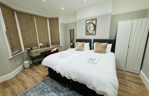 Stratford Apartment | London 2 bedroom garden flat! 1 min from station!