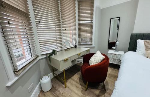 Stratford Apartment | London 2 bedroom garden flat! 1 min from station!