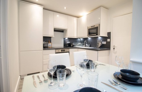Lansbury Apartment | London Apt - Sleeps 4 - Parking - Wifi