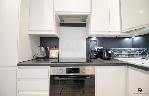 Lansbury Apartment | London Apt - Sleeps 4 - Parking - Wifi