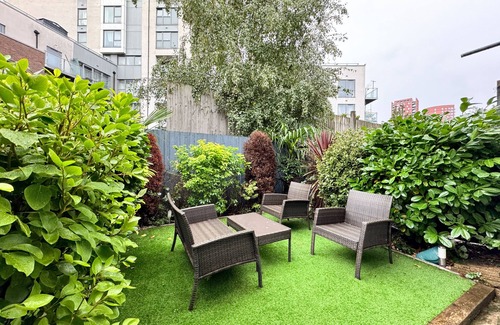 Lansbury Apartment | London Apt - Sleeps 4 - Parking - Wifi