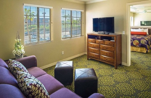 Lake Havasu City Resort | London Bridge Resort 1BR Deluxe Suite with Boat Slip