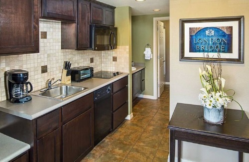 Lake Havasu City Resort | London Bridge Resort 1BR Deluxe Suite with Boat Slip