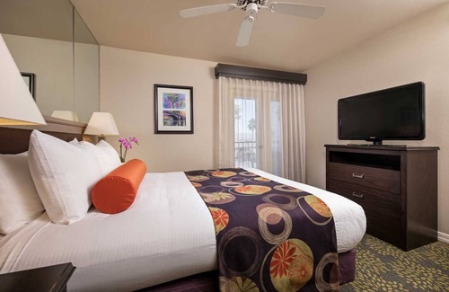 Lake Havasu City Resort | London Bridge Resort 1BR Deluxe Suite with Boat Slip